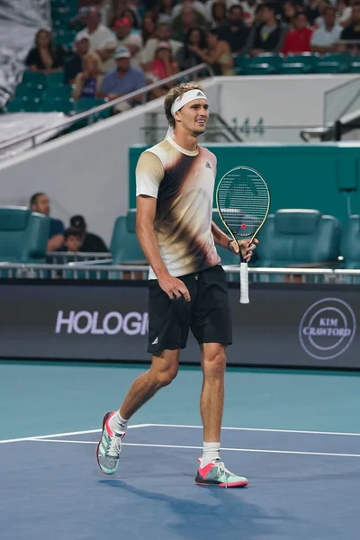 MIAMI GARDENS, FLORIDA - 30 Mart 2022: Miami Açık 2022 çeyrek final maçı sırasında Miami Gardens, Florida 'daki Hard Rock Stadyumu' nda profesyonel tenis oyuncusu Alexander Zverev