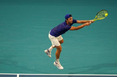 MIAMI GARDENS, FLORIDA - 31 Mart 2022: Profesyonel tenis oyuncusu Miomir Kecmanoviç, Miami, Florida 'daki Hard Rock Stadyumu' nda oynanan 2022 Miami Açık erkekler çeyrek final karşılaşmasında görevde