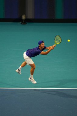 MIAMI GARDENS, FLORIDA - 31 Mart 2022: Profesyonel tenis oyuncusu Miomir Kecmanoviç, Miami, Florida 'daki Hard Rock Stadyumu' nda oynanan 2022 Miami Açık erkekler çeyrek final karşılaşmasında görevde