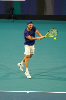 MIAMI GARDENS, FLORIDA - 31 Mart 2022: Profesyonel tenis oyuncusu Miomir Kecmanoviç, Miami, Florida 'daki Hard Rock Stadyumu' nda oynanan 2022 Miami Açık erkekler çeyrek final karşılaşmasında görevde