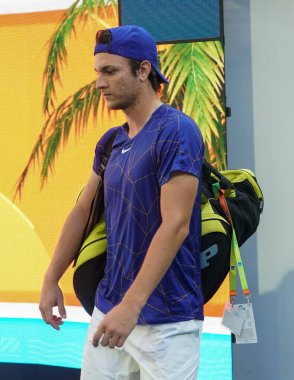 MIAMI GARDENS, FLORIDA - 31 Mart 2022: Sırp profesyonel tenisçi Miomir Kecmanoviç, Miami 'deki Hard Rock Stadyumu' nda oynanan 2022 Miami Açık erkekler çeyrek final karşılaşması öncesinde adliyeye girdi