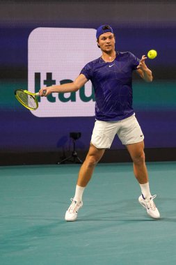 MIAMI GARDENS, FLORIDA - 31 Mart 2022: Profesyonel tenis oyuncusu Miomir Kecmanoviç, Miami, Florida 'daki Hard Rock Stadyumu' nda oynanan 2022 Miami Açık erkekler çeyrek final karşılaşmasında görevde