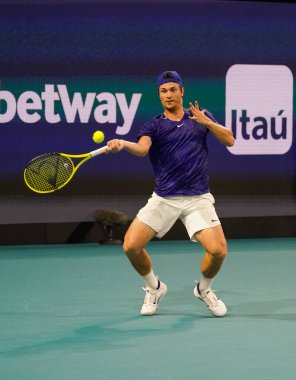 MIAMI GARDENS, FLORIDA - 31 Mart 2022: Profesyonel tenis oyuncusu Miomir Kecmanoviç, Miami, Florida 'daki Hard Rock Stadyumu' nda oynanan 2022 Miami Açık erkekler çeyrek final karşılaşmasında görevde