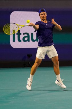 MIAMI GARDENS, FLORIDA - 31 Mart 2022: Profesyonel tenis oyuncusu Miomir Kecmanoviç, Miami, Florida 'daki Hard Rock Stadyumu' nda oynanan 2022 Miami Açık erkekler çeyrek final karşılaşmasında görevde