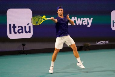 MIAMI GARDENS, FLORIDA - 31 Mart 2022: Profesyonel tenis oyuncusu Miomir Kecmanoviç, Miami, Florida 'daki Hard Rock Stadyumu' nda oynanan 2022 Miami Açık erkekler çeyrek final karşılaşmasında görevde