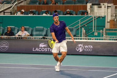 MIAMI GARDENS, FLORIDA - 31 Mart 2022: Profesyonel tenis oyuncusu Miomir Kecmanoviç, Miami, Florida 'daki Hard Rock Stadyumu' nda oynanan 2022 Miami Açık erkekler çeyrek final karşılaşmasında görevde