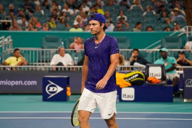 MIAMI GARDENS, FLORIDA - 31 Mart 2022: Profesyonel tenis oyuncusu Miomir Kecmanoviç, Miami, Florida 'daki Hard Rock Stadyumu' nda oynanan 2022 Miami Açık erkekler çeyrek final karşılaşmasında görevde