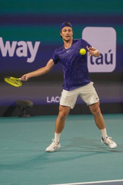 MIAMI GARDENS, FLORIDA - 31 Mart 2022: Profesyonel tenis oyuncusu Miomir Kecmanoviç, Miami, Florida 'daki Hard Rock Stadyumu' nda oynanan 2022 Miami Açık erkekler çeyrek final karşılaşmasında görevde