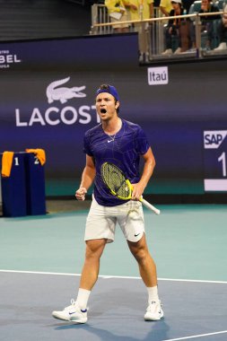 MIAMI GARDENS, FLORIDA - 31 Mart 2022: Profesyonel tenis oyuncusu Miomir Kecmanoviç, Miami, Florida 'daki Hard Rock Stadyumu' nda oynanan 2022 Miami Açık erkekler çeyrek final karşılaşmasında görevde