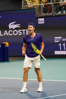 MIAMI GARDENS, FLORIDA - 31 Mart 2022: Profesyonel tenis oyuncusu Miomir Kecmanoviç, Miami, Florida 'daki Hard Rock Stadyumu' nda oynanan 2022 Miami Açık erkekler çeyrek final karşılaşmasında görevde