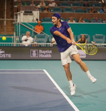 MIAMI GARDENS, FLORIDA - 31 Mart 2022: Profesyonel tenis oyuncusu Miomir Kecmanoviç, Miami, Florida 'daki Hard Rock Stadyumu' nda oynanan 2022 Miami Açık erkekler çeyrek final karşılaşmasında görevde