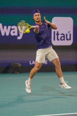 MIAMI GARDENS, FLORIDA - 31 Mart 2022: Profesyonel tenis oyuncusu Miomir Kecmanoviç, Miami, Florida 'daki Hard Rock Stadyumu' nda oynanan 2022 Miami Açık erkekler çeyrek final karşılaşmasında görevde