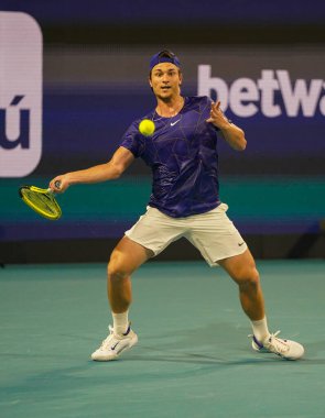 MIAMI GARDENS, FLORIDA - 31 Mart 2022: Profesyonel tenis oyuncusu Miomir Kecmanoviç, Miami, Florida 'daki Hard Rock Stadyumu' nda oynanan 2022 Miami Açık erkekler çeyrek final karşılaşmasında görevde