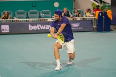 MIAMI GARDENS, FLORIDA - 31 Mart 2022: Profesyonel tenis oyuncusu Miomir Kecmanoviç, Miami, Florida 'daki Hard Rock Stadyumu' nda oynanan 2022 Miami Açık erkekler çeyrek final karşılaşmasında görevde