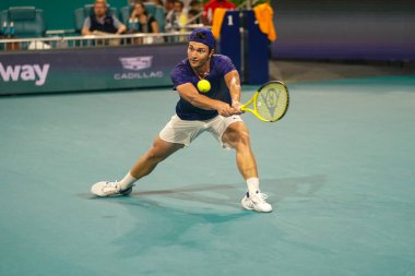 MIAMI GARDENS, FLORIDA - 31 Mart 2022: Profesyonel tenis oyuncusu Miomir Kecmanoviç, Miami, Florida 'daki Hard Rock Stadyumu' nda oynanan 2022 Miami Açık erkekler çeyrek final karşılaşmasında görevde