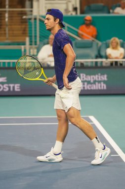 MIAMI GARDENS, FLORIDA - 31 Mart 2022: Profesyonel tenis oyuncusu Miomir Kecmanoviç, Miami, Florida 'daki Hard Rock Stadyumu' nda oynanan 2022 Miami Açık erkekler çeyrek final karşılaşmasında görevde