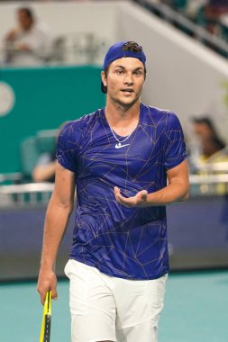 MIAMI GARDENS, FLORIDA - 31 Mart 2022: Profesyonel tenis oyuncusu Miomir Kecmanoviç, Miami, Florida 'daki Hard Rock Stadyumu' nda oynanan 2022 Miami Açık erkekler çeyrek final karşılaşmasında görevde