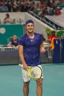 MIAMI GARDENS, FLORIDA - 31 Mart 2022: Profesyonel tenis oyuncusu Miomir Kecmanoviç, Miami, Florida 'daki Hard Rock Stadyumu' nda oynanan 2022 Miami Açık erkekler çeyrek final karşılaşmasında görevde