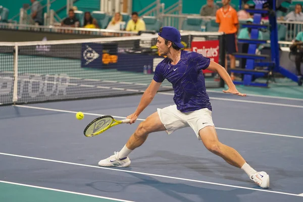 MIAMI GARDENS, FLORIDA - 31 Mart 2022: Profesyonel tenis oyuncusu Miomir Kecmanoviç, Miami, Florida 'daki Hard Rock Stadyumu' nda oynanan 2022 Miami Açık erkekler çeyrek final karşılaşmasında görevde