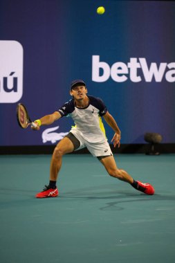 MIAMI GARDENS, FLORIDA - 28 Mart 2022: Yunan profesyonel tenisçi Stefanos Tsitsipas Miami 'deki Hard Rock Stadyumu' nda oynanan 32 turluk maçın ardından zaferi kutladı