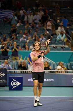 MIAMI GARDENS, FLORIDA - 28 Mart 2022: Yunan profesyonel tenisçi Stefanos Tsitsipas Miami 'deki Hard Rock Stadyumu' nda oynanan 32 turluk maçın ardından zaferi kutladı