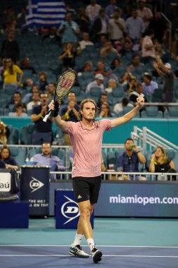 MIAMI GARDENS, FLORIDA - 28 Mart 2022: Yunan profesyonel tenisçi Stefanos Tsitsipas Miami 'deki Hard Rock Stadyumu' nda oynanan 32 turluk maçın ardından zaferi kutladı