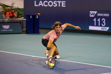 MIAMI GARDENS, FLORIDA - 28 Mart 2022: Miami Açık 2022 turunda Florida 'daki Hard Rock Stadyumu' nda oynanan maçta profesyonel tenisçi Stefanos Tsitsipas