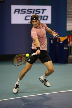 MIAMI GARDENS, FLORIDA - 28 Mart 2022: Miami Açık 2022 turunda Florida 'daki Hard Rock Stadyumu' nda oynanan maçta profesyonel tenisçi Stefanos Tsitsipas
