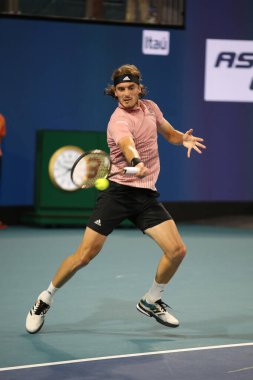 MIAMI GARDENS, FLORIDA - 28 Mart 2022: Miami Açık 2022 turunda Florida 'daki Hard Rock Stadyumu' nda oynanan maçta profesyonel tenisçi Stefanos Tsitsipas