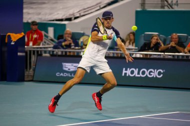 MIAMI GARDENS, FLORIDA - 28 Mart 2022: Yunan profesyonel tenisçi Stefanos Tsitsipas Miami 'deki Hard Rock Stadyumu' nda oynanan 32 turluk maçın ardından zaferi kutladı