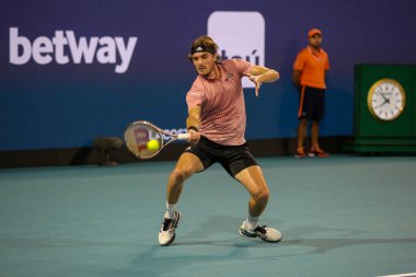 MIAMI GARDENS, FLORIDA - 28 Mart 2022: Miami Açık 2022 turunda Florida 'daki Hard Rock Stadyumu' nda oynanan maçta profesyonel tenisçi Stefanos Tsitsipas
