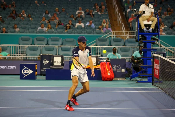 MIAMI GARDENS, FLORIDA - 28 Mart 2022: Yunan profesyonel tenisçi Stefanos Tsitsipas Miami 'deki Hard Rock Stadyumu' nda oynanan 32 turluk maçın ardından zaferi kutladı