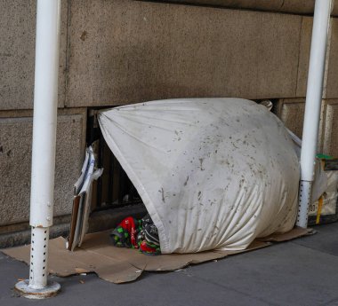 NEW YORK - 3 Mart 2022: Manhattan 'da 5. caddede evsiz bir adam