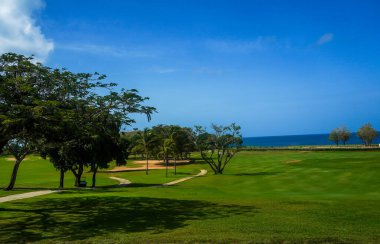 Pete Dye 'ın Casa de Campo' daki Köpek Golf Sahasının Meşhur Dişleri tasarımı. Sahne 18 delikli golf sahası, dünyada sadece 7 deniz kenarı deliği var.