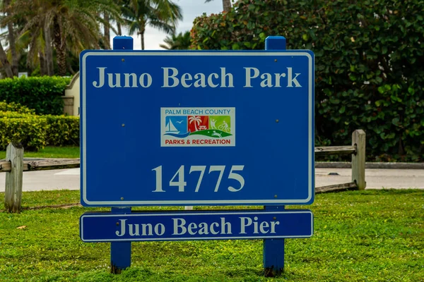 JUNO BEACH, FLORIDA - 23 HAZİRAN 2022 Juno, Florida 'daki Juno Beach Park tabelası