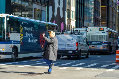 NEW YORK - 3 Mart 2022: New York 'taki Trump Kulesi' nin yanındaki 5. Cadde 'de Başkan Donald Trump' ı taklit eden tanımlanamayan adam 