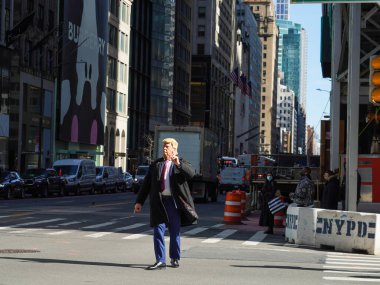 NEW YORK - 3 Mart 2022: New York 'taki Trump Kulesi' nin yanındaki 5. Cadde 'de Başkan Donald Trump' ı taklit eden tanımlanamayan adam 