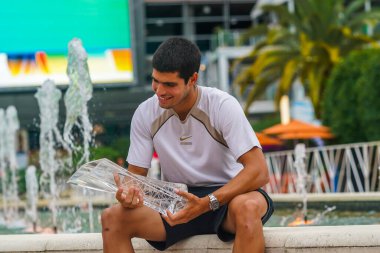 MIAMI GARDENS, FLORIDA - 3 APRIL 2022: Miami Açık 2022 İspanya Şampiyonu Carlos Alcaraz, Florida 'daki Hard Rock Stadyumu' nda Casper Ruud 'a karşı kazandığı zaferden sonra poz verdi.