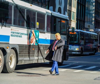 NEW YORK - 3 Mart 2022: New York 'taki Trump Kulesi' nin yanındaki 5. Cadde 'de Başkan Donald Trump' ı taklit eden tanımlanamayan adam 