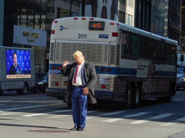 NEW YORK - 3 Mart 2022: New York 'taki Trump Kulesi' nin yanındaki 5. Cadde 'de Başkan Donald Trump' ı taklit eden tanımlanamayan adam 