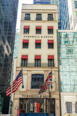 NEW YORK - 3 Mart 2022: Londra tarihinin Turnbull & Asser New York şubesi özel dikim gömlekler ve diğer üst düzey erkek kıyafetleri satıyor