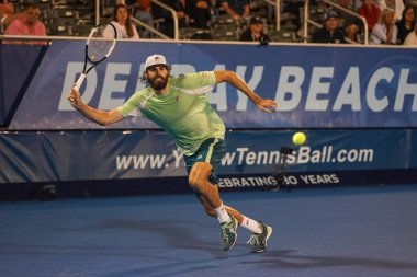 DELRAY BEACH, FLORIDA - 19 Şubat 2022: ABD 'li profesyonel tenisçi Reilly Opelka, Florida' da düzenlenen 2022 Delray Beach Open turnuvasında oynadığı yarı final maçında