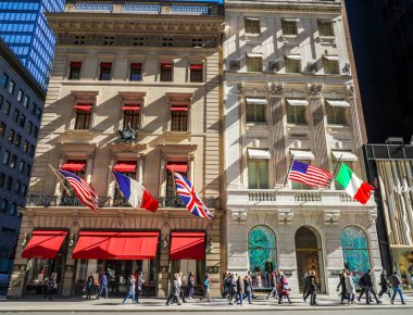 NEW YORK - 3 Mart 2022: Cartier Fifth Avenue Mansion and Versace Flagship Store in Midtown Manhattan