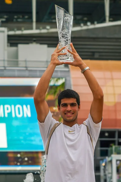 MIAMI GARDENS, FLORIDA - 3 APRIL 2022: Miami Açık 2022 İspanya Şampiyonu Carlos Alcaraz, Florida 'daki Hard Rock Stadyumu' nda Casper Ruud 'a karşı kazandığı zaferden sonra poz verdi.