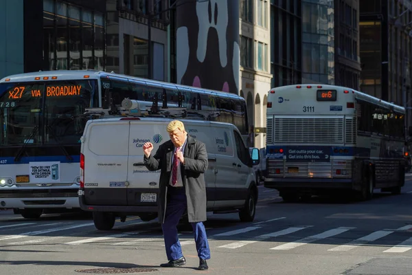 NEW YORK - 3 Mart 2022: New York 'taki Trump Kulesi' nin yanındaki 5. Cadde 'de Başkan Donald Trump' ı taklit eden tanımlanamayan adam 