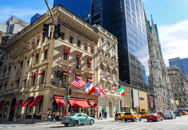 New York - 3 Mart 2022, Cartier 5. Cadde Mansion, Manhattan. Morton F. Plant House 1905 yılında tamamlandı ve şimdi Cartier Binası olarak da bilinir.