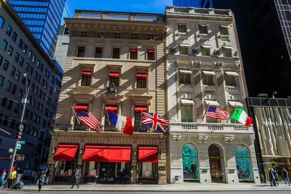 NEW YORK - 3 Mart 2022: Cartier Fifth Avenue Mansion and Versace Flagship Store in Midtown Manhattan