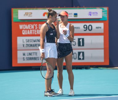 MIAMI GARDENS, FLORIDA - 30 Mart 2022: Tenis oyuncuları Sara Sorribes Tormo (L) ve Polonyalı Magda Linette Miami Açık 2022 çeyrek final maçında Miami Gardens, Florida