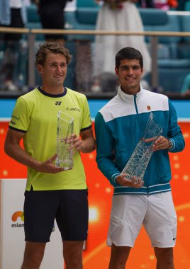 MIAMI GARDENS, FLORIDA - 3 APRIL 2022: Miami Açık 2022 Şampiyonu Carlos Alcaraz (R) ve finalist Norveçli Casper Ruud Miami Gardens, FL 'deki Hard Rock Stadyumu' nda kupa sunumunda