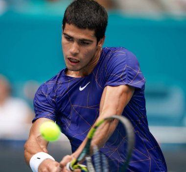 MIAMI GARDENS, FLORIDA - 3 APRIL 2022: İspanya 'dan profesyonel tenisçi Carlos Alcaraz, Miami' deki Hard Rock Stadyumu 'nda oynanan 2022 Miami Açık erkekler final maçında görev aldı.